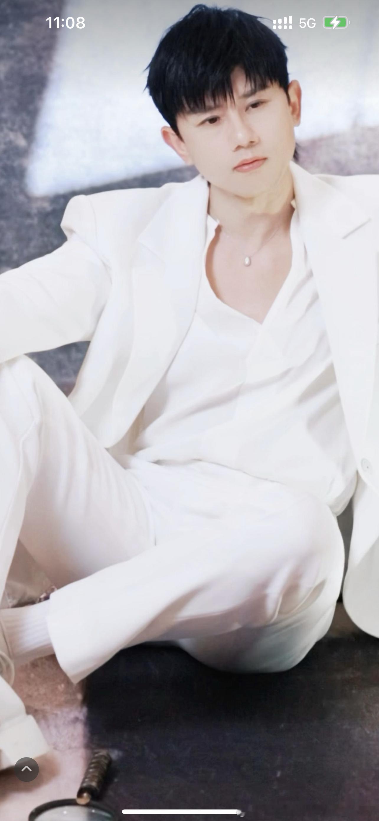 这细脚脖子这一身白衣服总是让人浮想联翩 ​​​