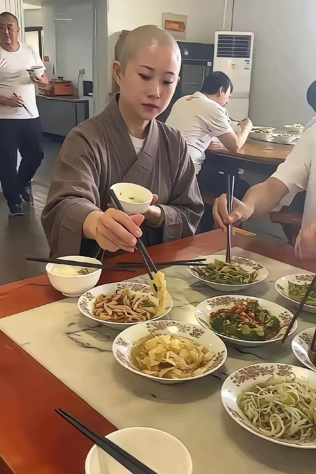 看破红尘，只吃蔬菜🥬

心里清净，健康美食天天有[送自己一朵花][送自己一朵花