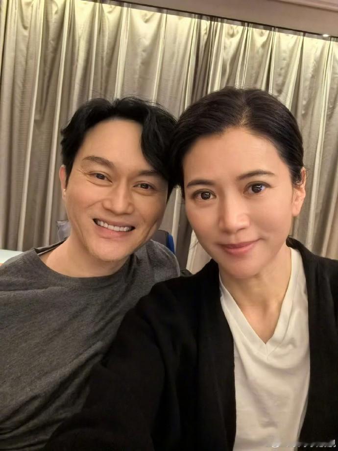 袁咏仪情人节晒与张智霖的合照 两人都是53岁，但都看不出真实年龄，保养得超好，还