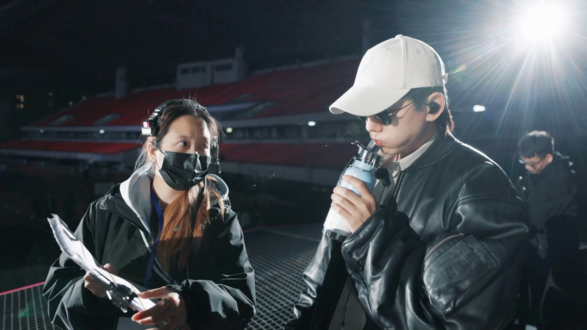 每每看到这一幕我都会想到张杰用手去放大纸 