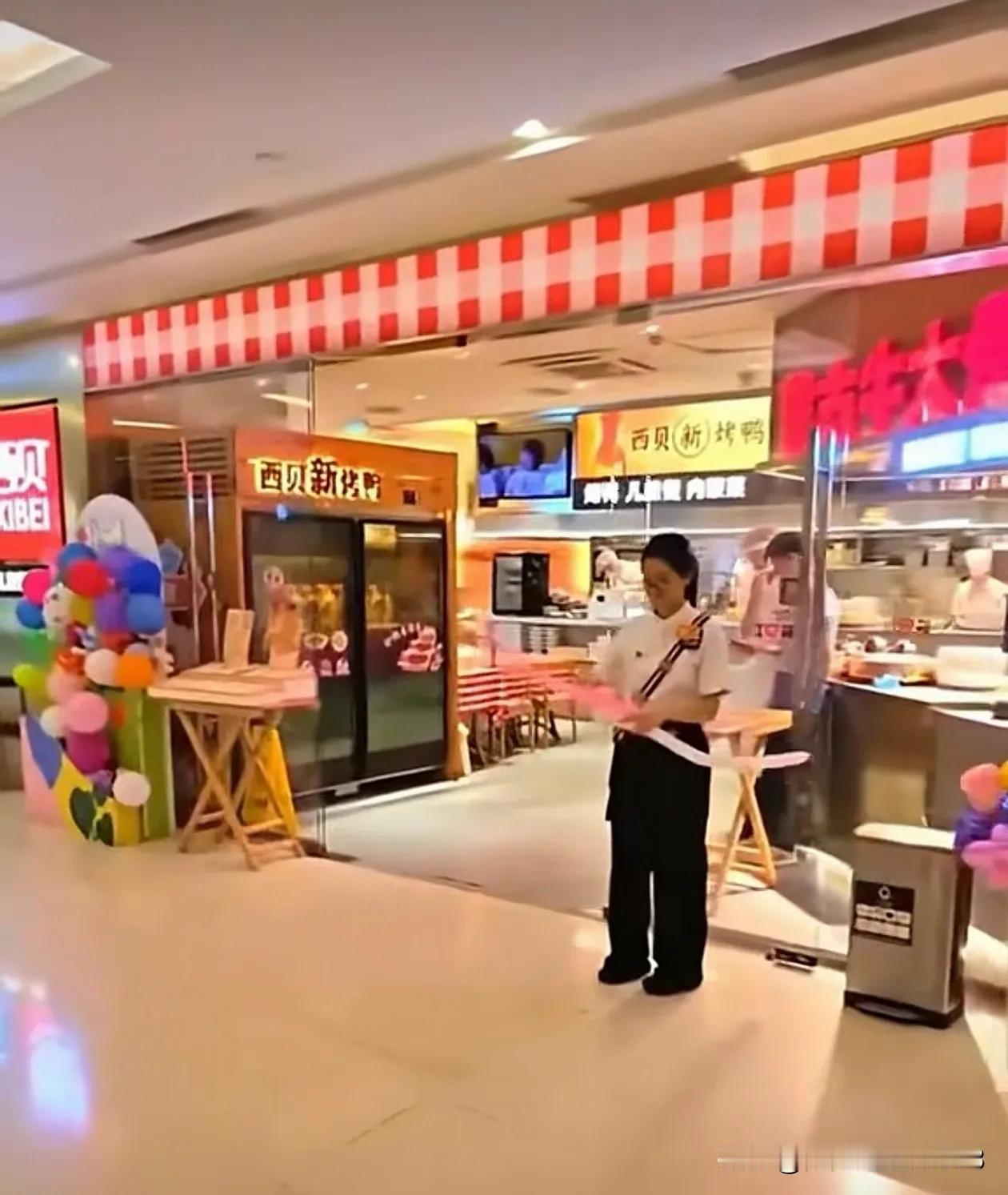 这是网友拍摄的现如今某西贝中午餐厅的状况，店内灯火通明，门口却“门可罗雀”。也有