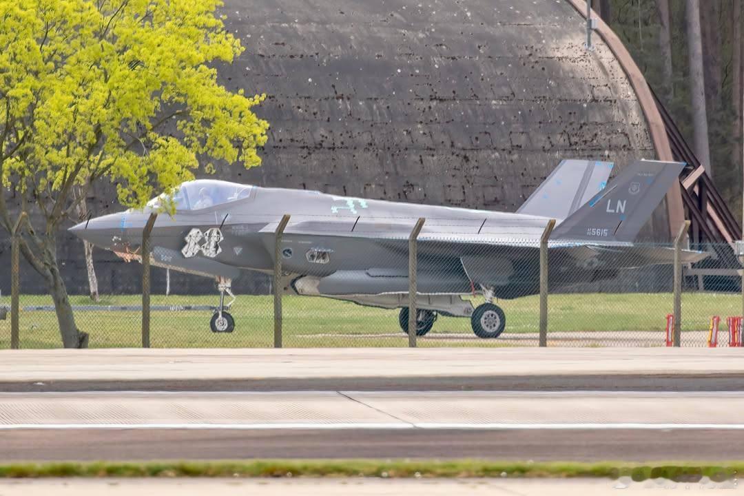 美帝部署在中东某地的肥电F-35，不知道这架飞机是什么状态，地面滑行时，内置登机