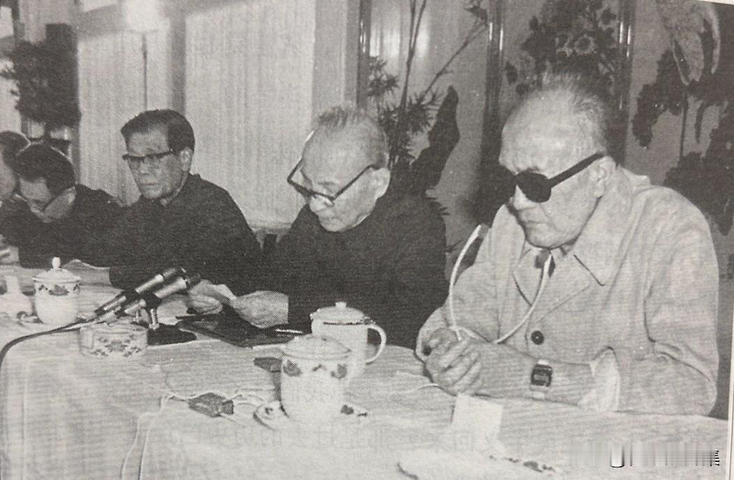 1982年9月13日，黄克诚（右一）出席中央纪律检查委员会第一次全体会议。右二为