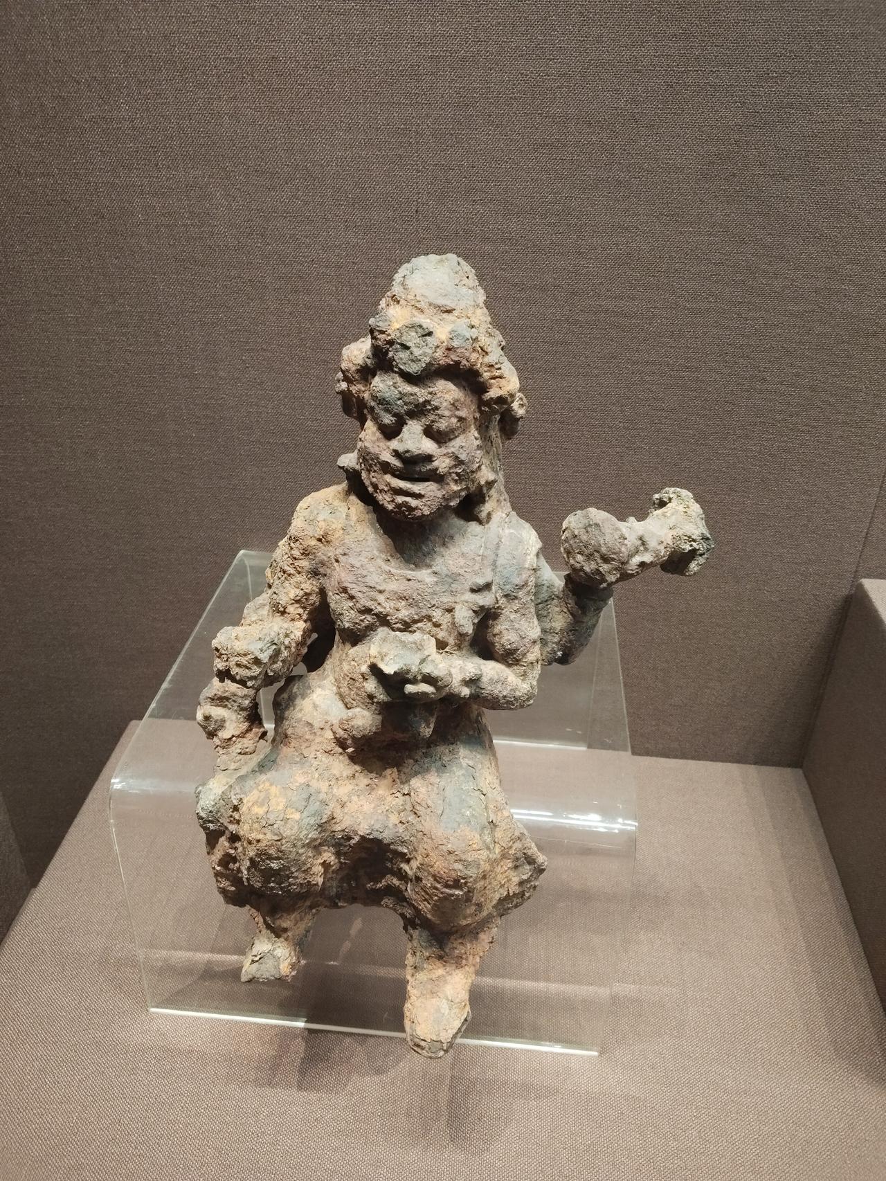 去年参观兵马俑的时候，进场以前讲解员特别强调一件事，拍照的时候人影和佣拍在同框是