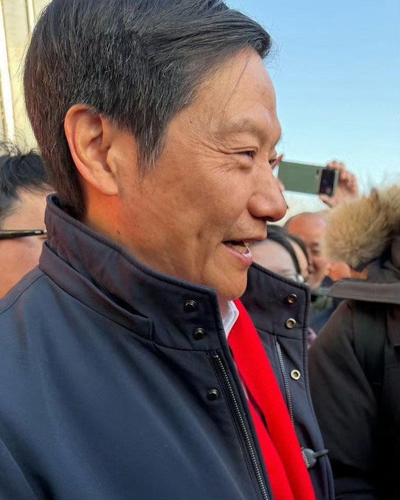 雷总肉眼可见的老了不少，已经两鬓斑白了，去年小米也算是“历经劫难”，好在都抗住了