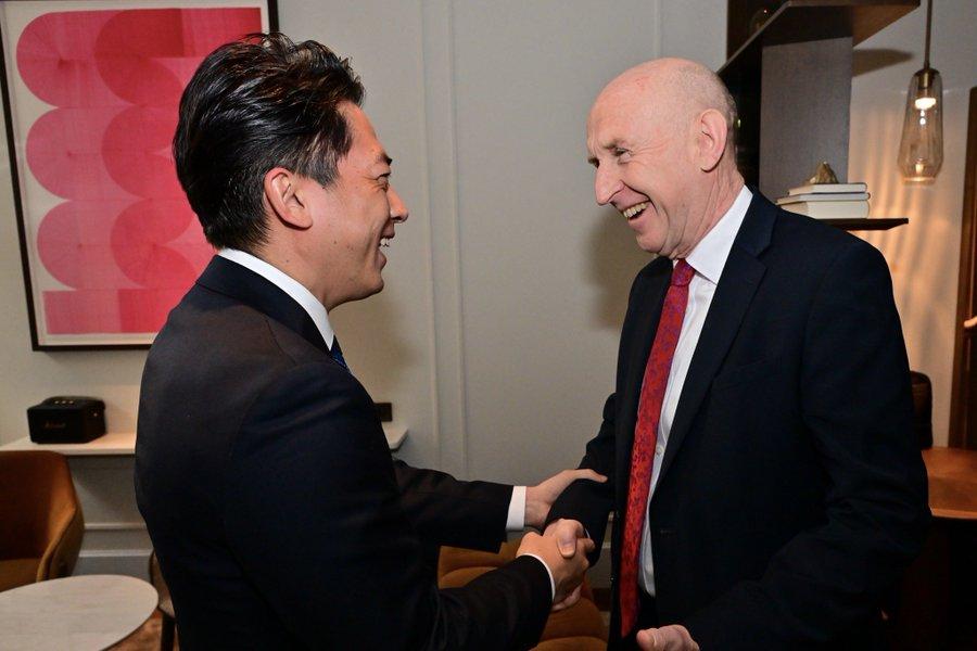 日本防卫大臣小泉进次郎于慕尼黑安全会议期间，与英国国防大臣约翰·希利举行了首次面