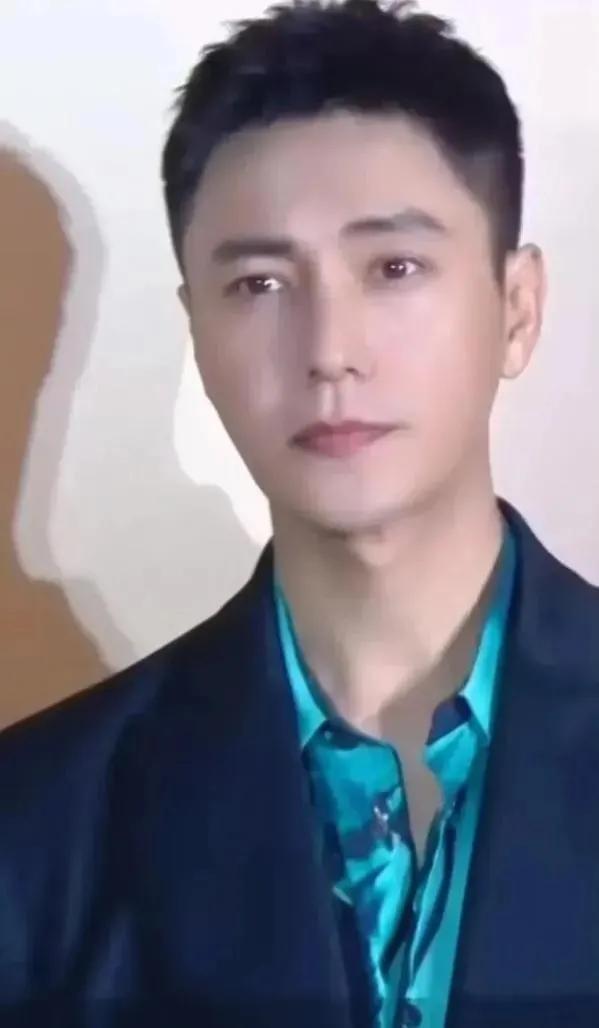 都说陈坤也整容了，陈坤还有必要整容吗？陈坤近照医美痕迹非常明显，这是把自己整成冯
