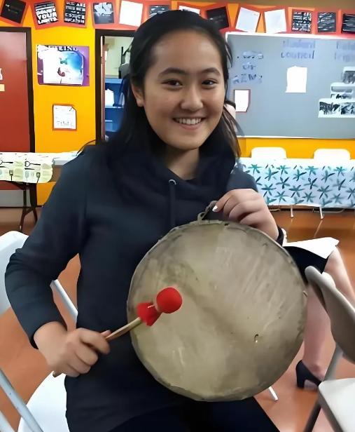 一个赴美留学生，拿着烟头烫同学、扇耳光，在法庭上都敢咆哮，无视法庭威严，但在听到