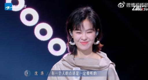 张信哲满眼都是对邓佳鑫的欣赏 看着张信哲老师对邓佳鑫的点评，真的感受到了那种纯粹