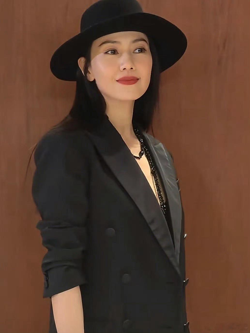 高圆圆岁月不败美人具象化了  高圆圆今日活动造型惊艳亮相，黑色礼帽搭配红唇，展现