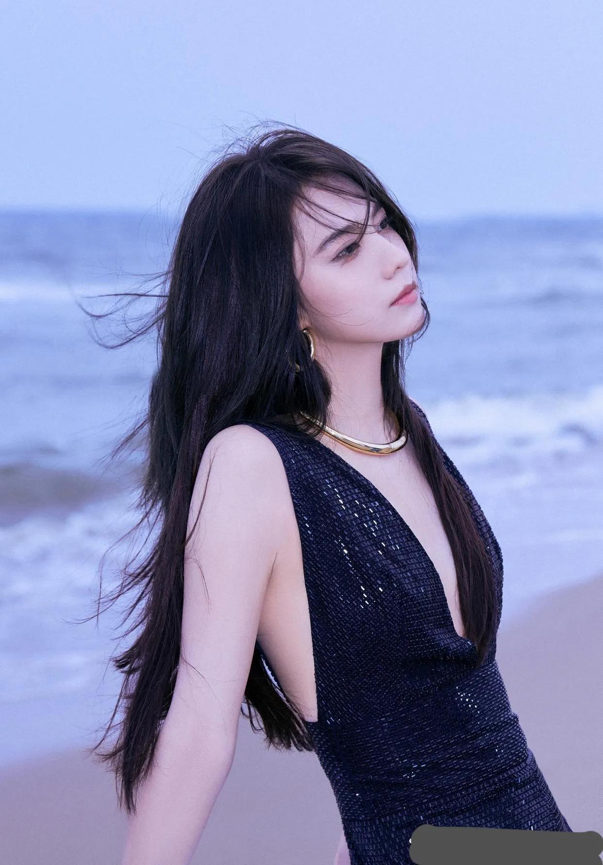 姜佩瑶的颜值好亮眼，完美身材显得好有魅力。