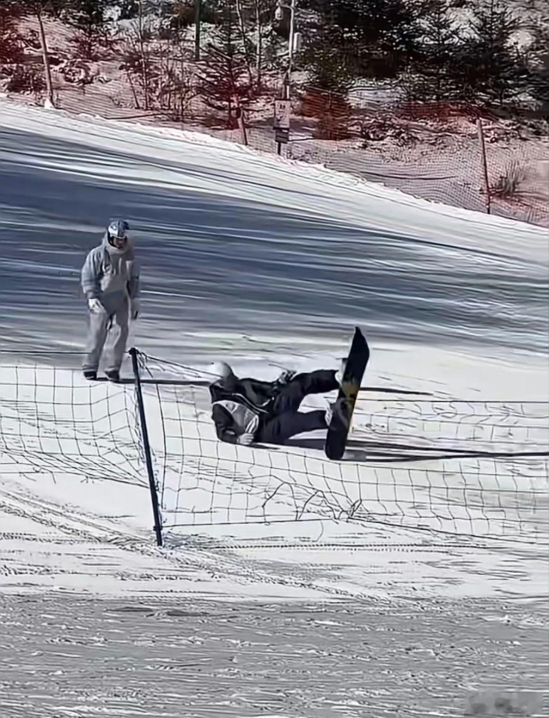 王安宇滑雪摔了 给棍哥摔迷糊了，这迷离的眼神