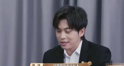 温兆伦问武艺：“你老家是哪里的？”

武艺支支吾吾的说：“我是香港出生的，只是在