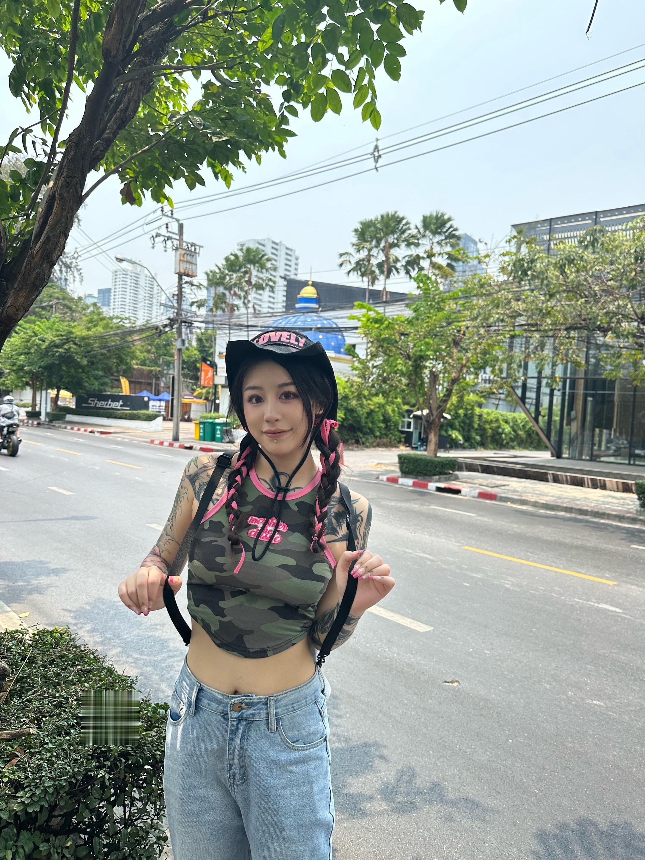 那很胖不瘦的丫头