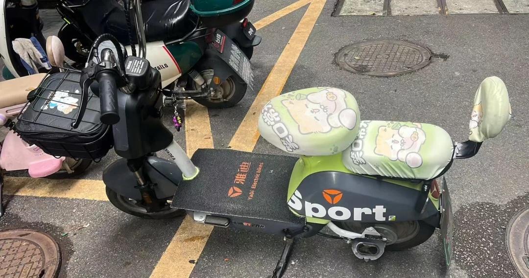深圳龙华区清湖新村转雅迪二手电动车 带头盔和雨衣！续航40公里左右。没有一点毛病