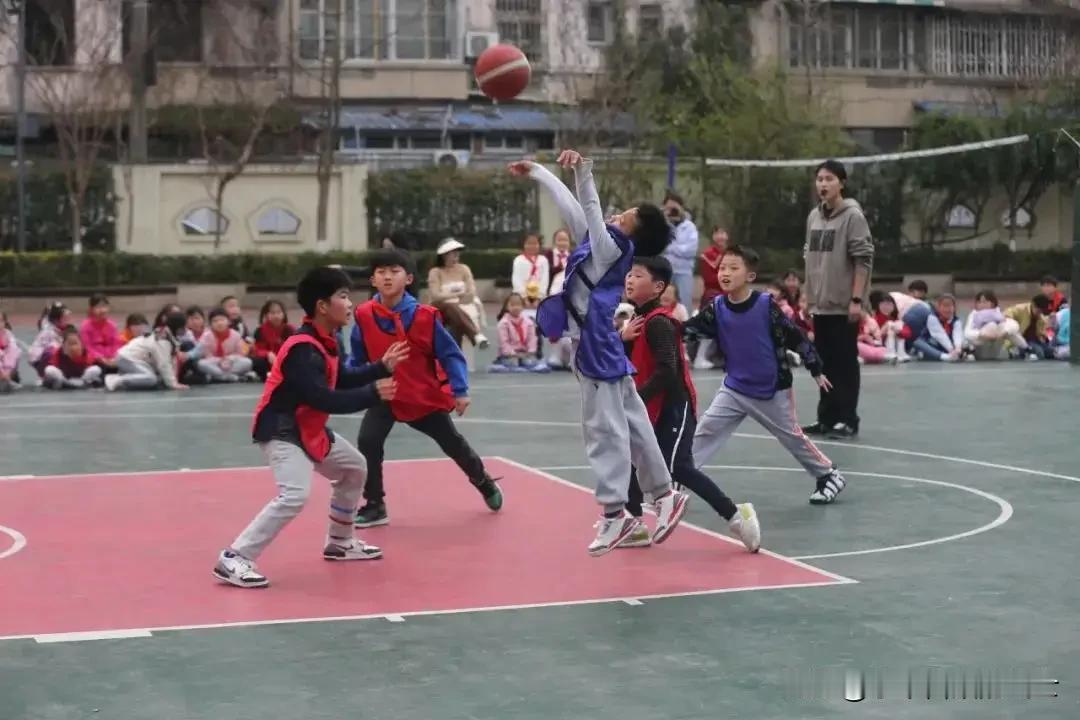 近日，辽宁葫芦岛市某中学在举办第十三届田径运动会时，要求学生和家长签订《运动会风