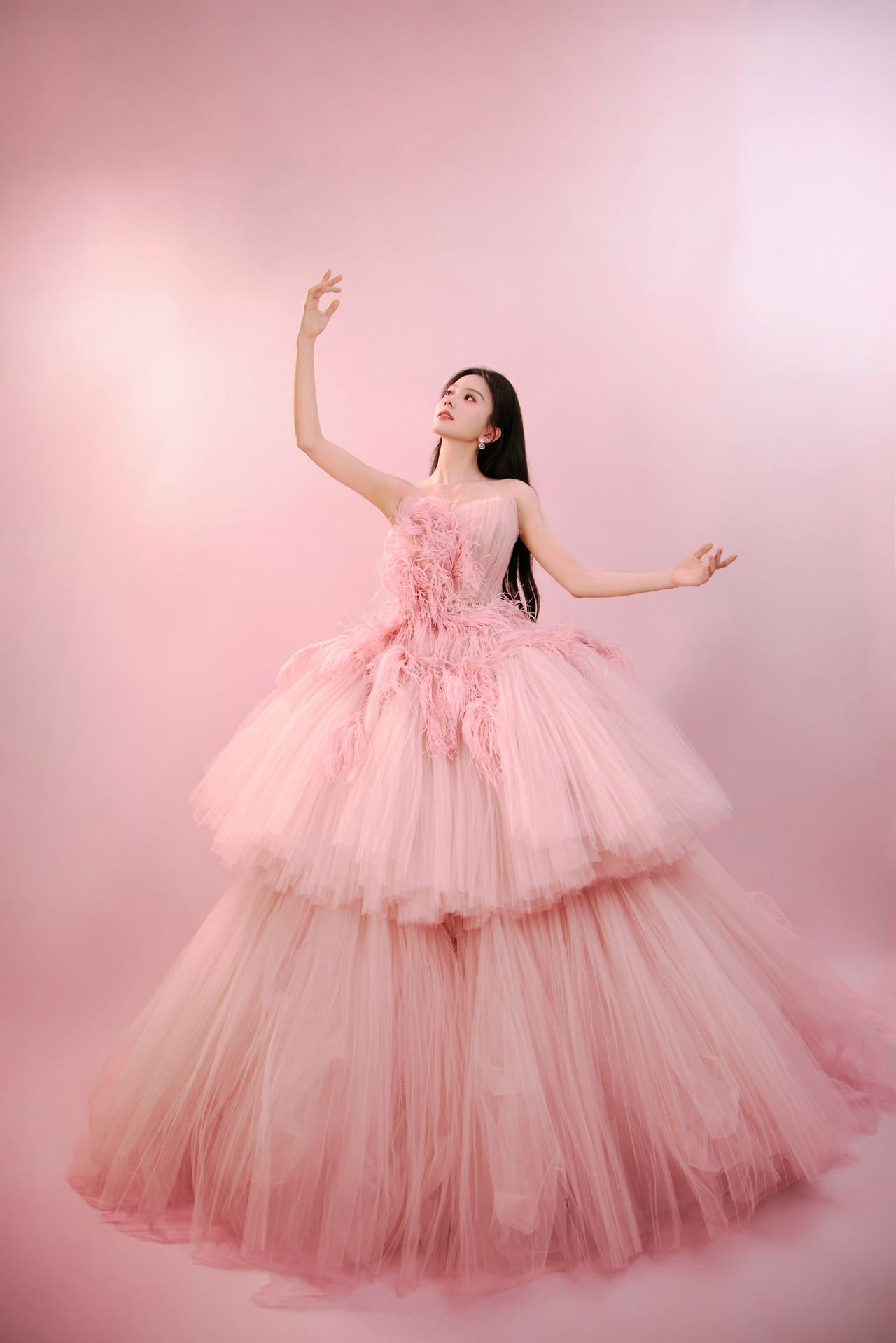  马秋元带小猫一起拍出发图  是谁被萌化了！抱着软乎乎的小猫出镜出发图，一人一猫