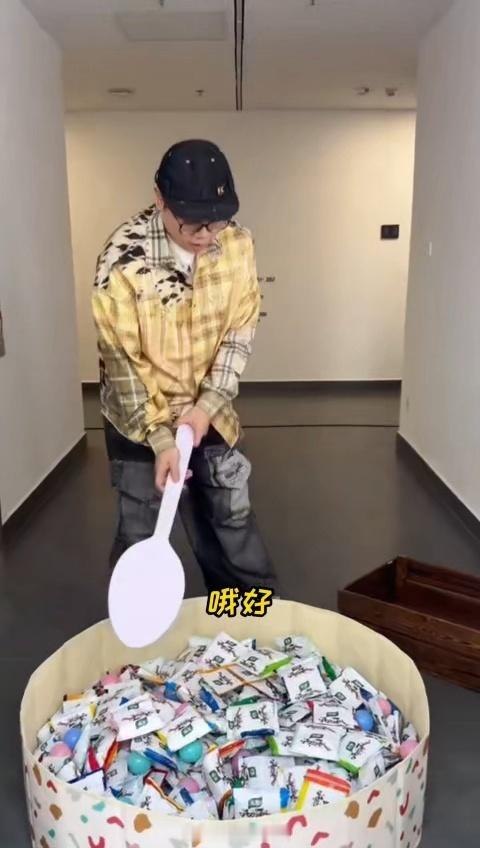 吕严马頔负责狂野派铲法，何浩楠负责技术流，岳云鹏负责"我得先读完说明书"。这分工