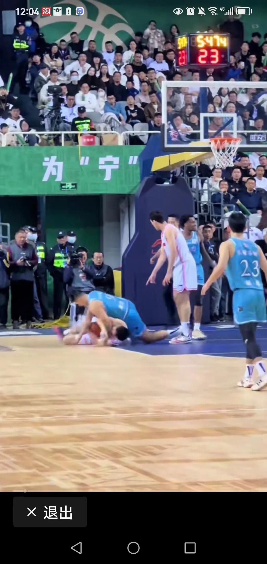 广东与同曦比赛的亮点是曾繁日与任骏飞的冲突大战。
曾经的队友真是让人看不明白，本