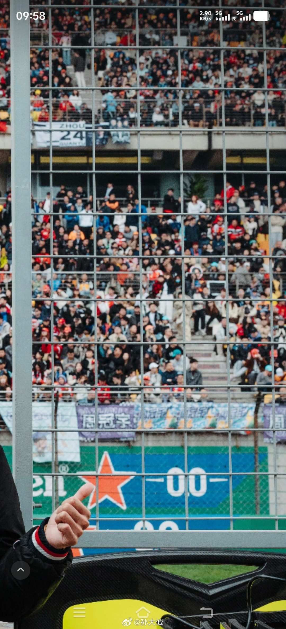 F1 昨天看到发的这张我儿子也算是拥有一张和周冠宇的合影了 2026入坑F1刚刚