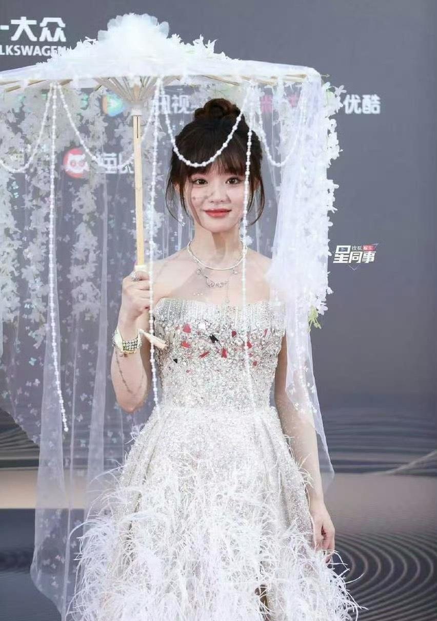 黄霄雲 古风画里走出来的谪仙救命🆘，妈妈我看到仙女了，给黄霄雲造型师➕🍗！ 