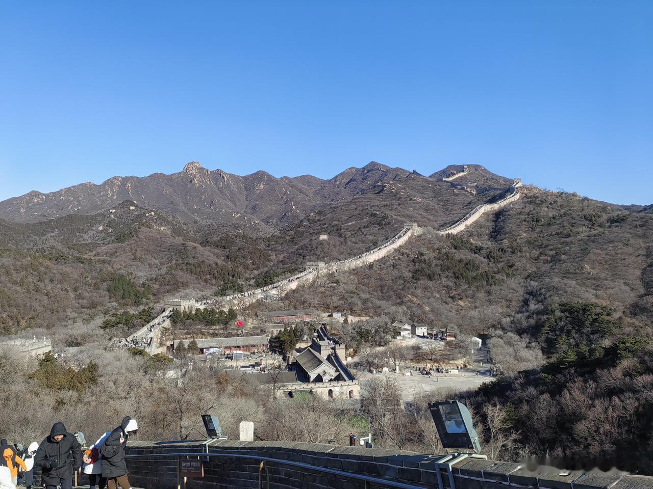 刮着风爬长城，
真正做回好汗了。