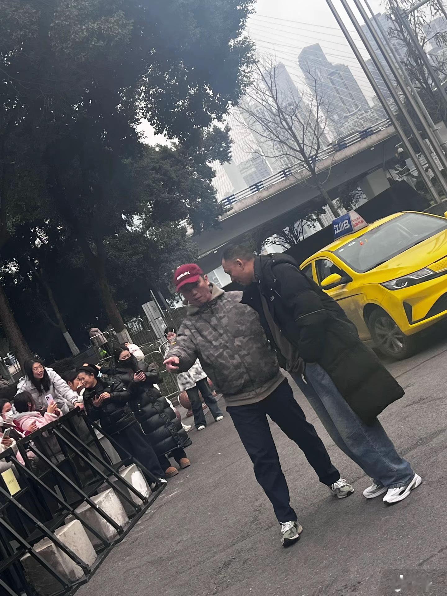 时代峰峻公司楼下男代拍疑似欺负老奶奶😱mrx居然认识zp？ 