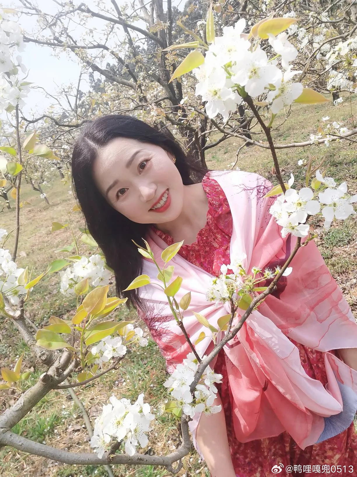 时尚穿搭今天穿什么ootd 红底碎花一字抹肩连衣裙，领口荷花边的设计感真的好漂亮