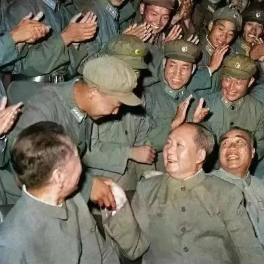 历史老照片，不需多言……
领袖，老将军和同事，人民群众在一起，大家脸上都洋溢着喜