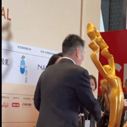 陈建斌蒋勤勤独一无二手势杀两个人就是最配的一对[给力]，越看越甜蜜， 真夫妻默契
