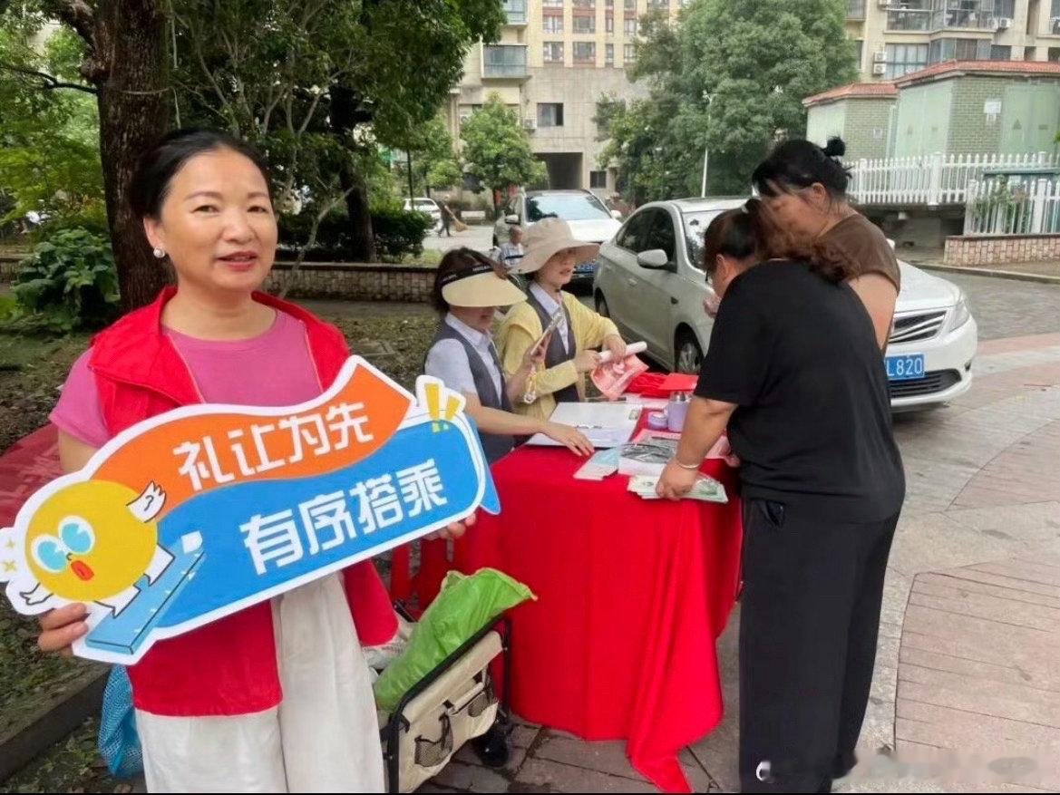 台州这波接地气宣讲以小切口推动大文明士岙村开展“有序乘梯·文明出行”宣传活动，志