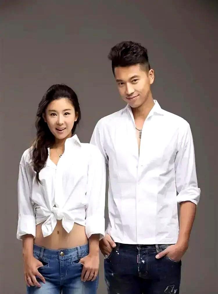 王雷拍戏时随口问媳妇李小萌：咱家还有多少钱？

结果被李小萌一句话怼懵了，这俩人