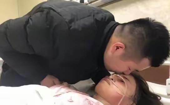 这是一个感人至深的爱情故事，彰显了坚守与勇气的力量。在2019年，江苏常州的小伙