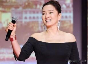 巩俐中文宣布开幕震惊全场，华语电影无一片入围主竞赛，这种反差背后藏着什么。

巩