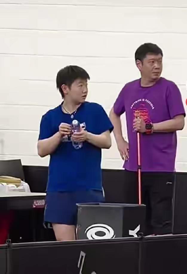 外界总调侃邱导举家搬到北京，只为给莎莎留一张专属小饭桌，当事人亲口确认时，言语里