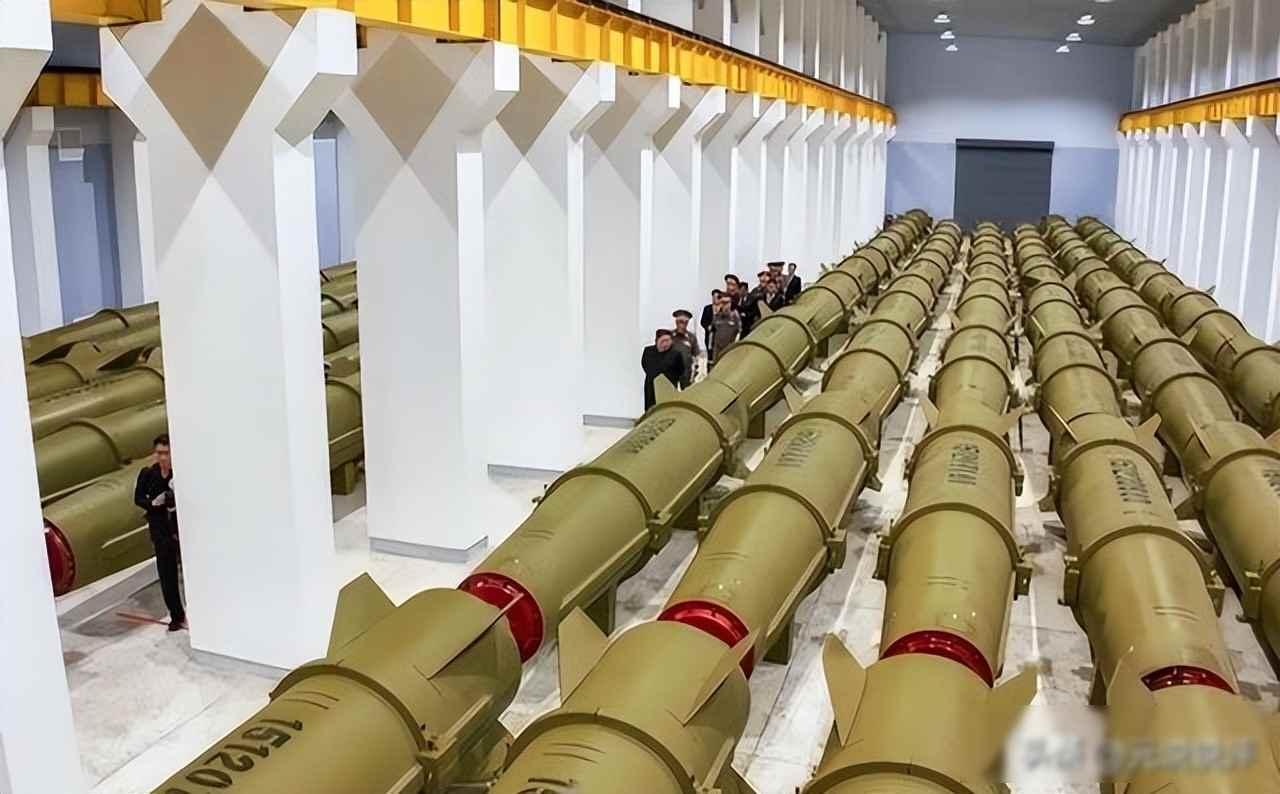 朝鲜工厂覆土藏导弹，美情报网露破绽，下场危机谁先亮剑？
2026年8月，美国《国