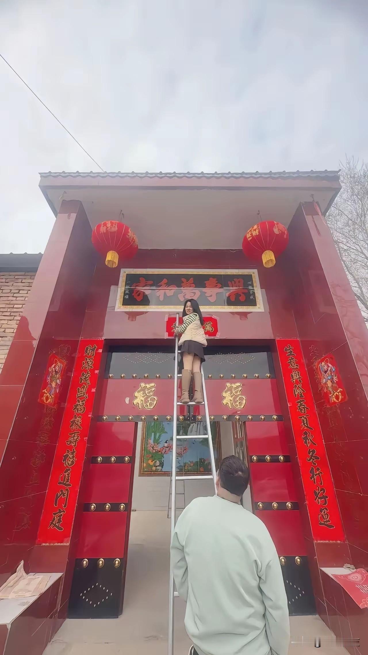 分享我这周有趣的事：看到一张有趣的图片，据说是过年贴对联，也不知道这对联贴的对不