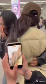 比过年的猪还难抓的是张艺凡 救命啊！张艺凡这波操作简直笑不活了，看到工作人员就像