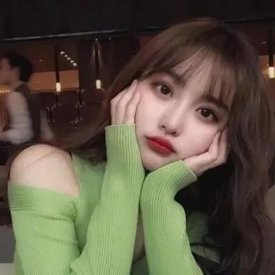 在咖啡馆的午后，轻轻靠在沙发上，感受宁静的时光。女孩下午茶 纯真少女心事 少女心