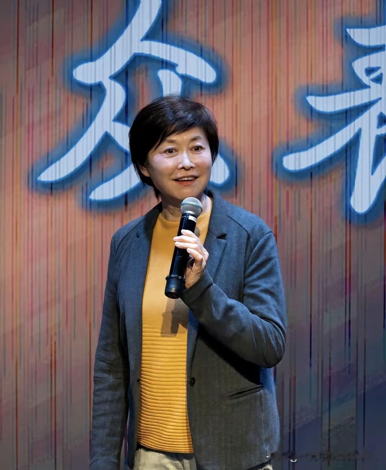 人生多唏嘘，她才71岁，那个浑身书卷气的女主持人敬一丹这么早就离开了。
她从央视