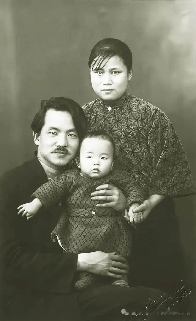 难得一见的老照片：不知这个孩子流落何方？1929年大年初一，邓中夏与妻儿一起在莫