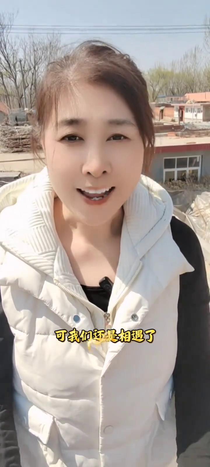亿万人群中我偏偏遇见了你。
朋友，你看世界这么大，可我们还是相遇了，这该是多小的