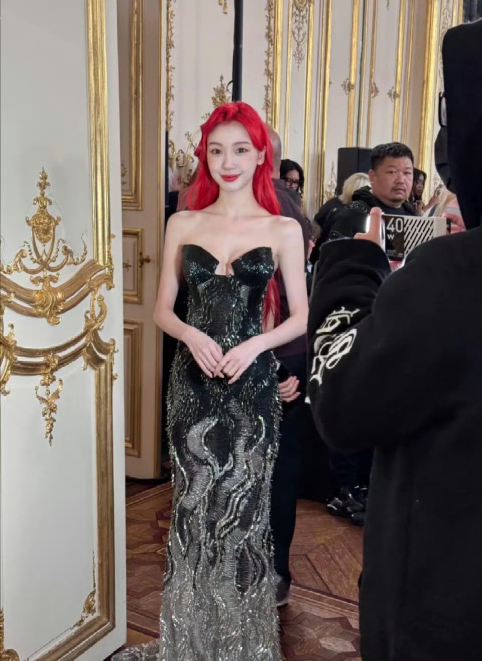 易梦玲巴黎时装周第二套造型这套完全小美人鱼了 ​ ​​​