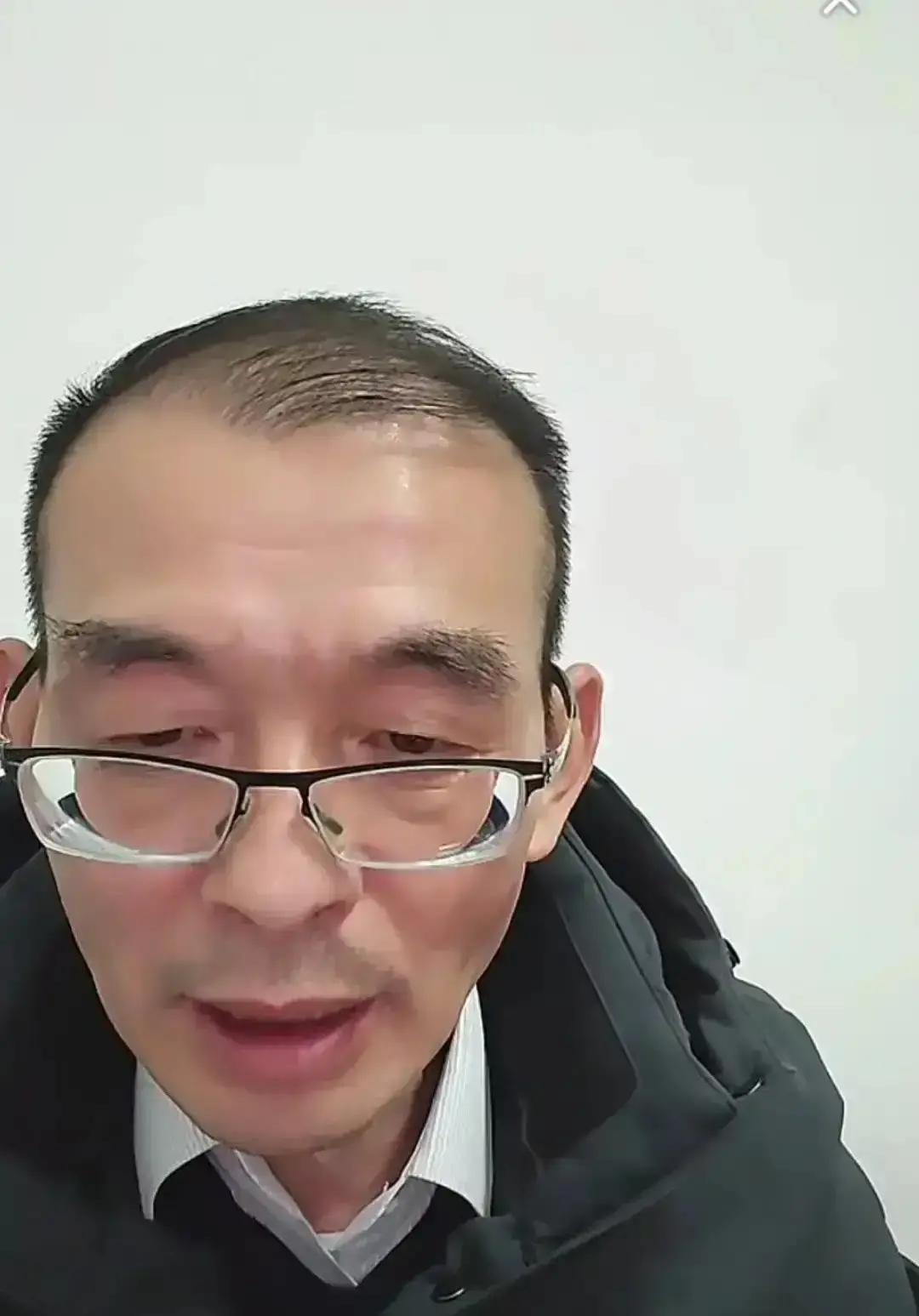 老谢直播时把前妻比作“天天吵的蚊子血”，现任是“生命里的光”。3.2亿人看着，这