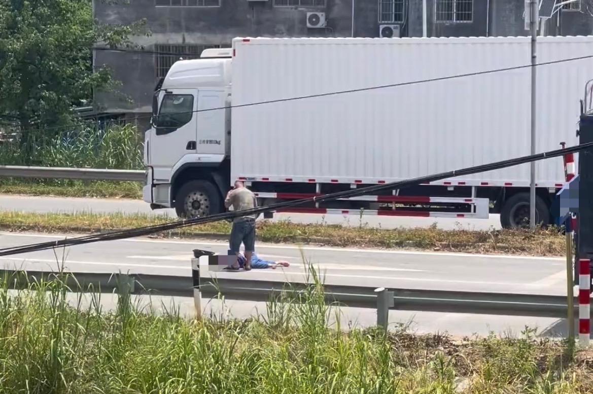 【玉林某东路一路口电车和大车碰撞人受伤】

8月12日，玉林某某东路一路口一辆电