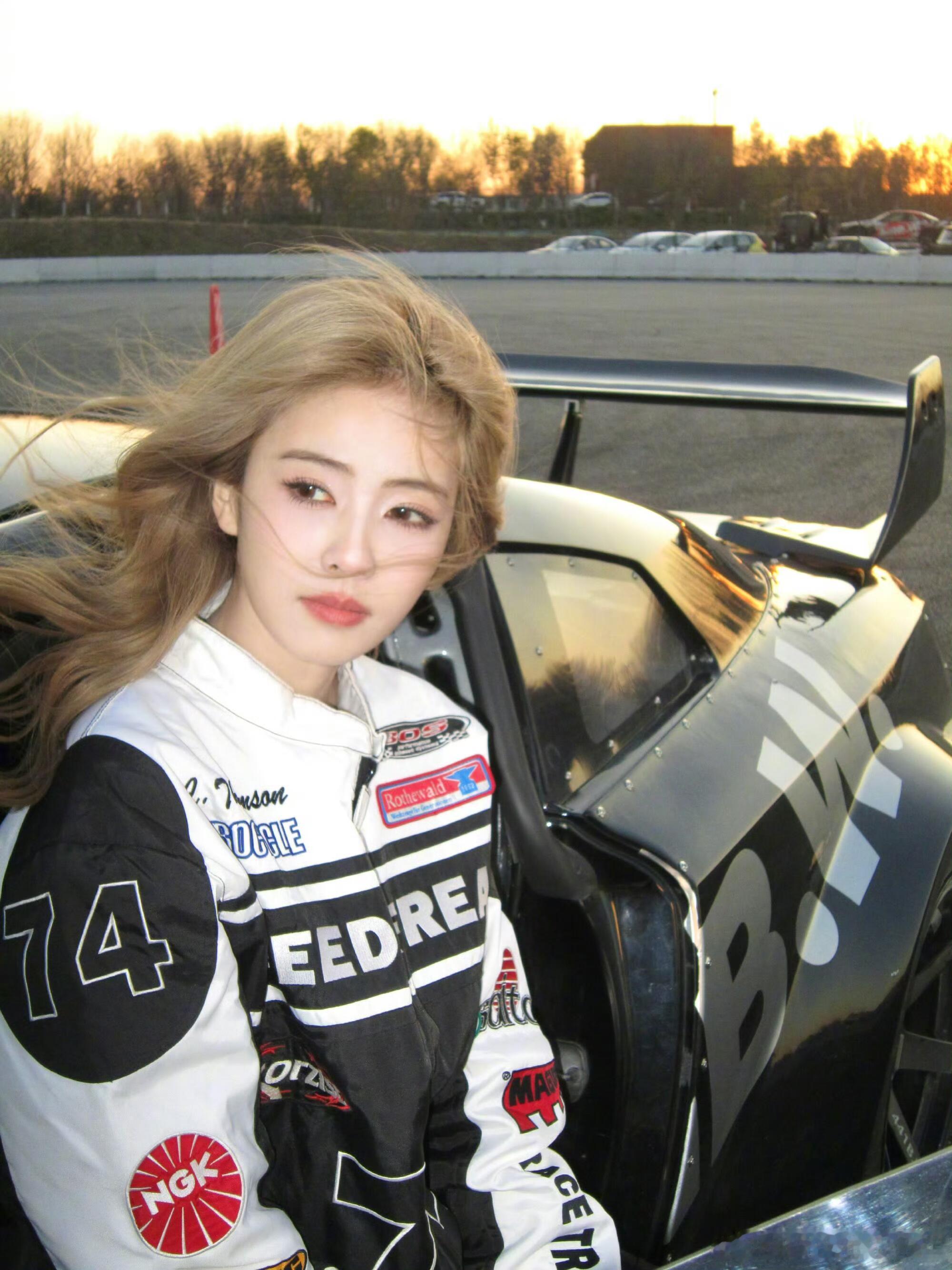 刚好前段时间不是赛车服那个ai很火，很多明星粉丝都去ai了，但是喂ai不太好，白