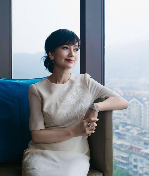 赵雅芝把粉丝送的400封信签名回寄 苏州演唱会期间，“白娘子”赵雅芝收到400多