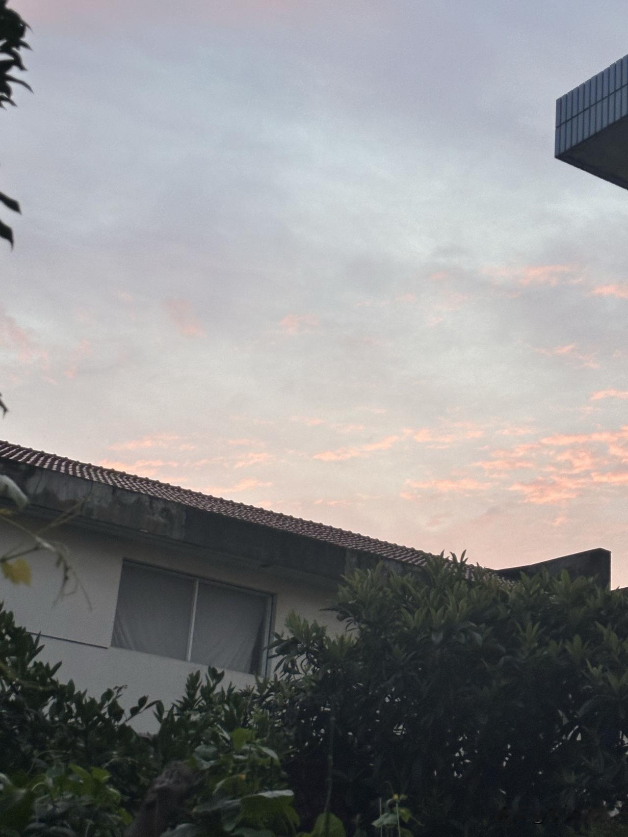 分享一张相册里随手拍的天空随手拍的天空，那是个夏日傍晚。天空像被打翻的调色盘，从