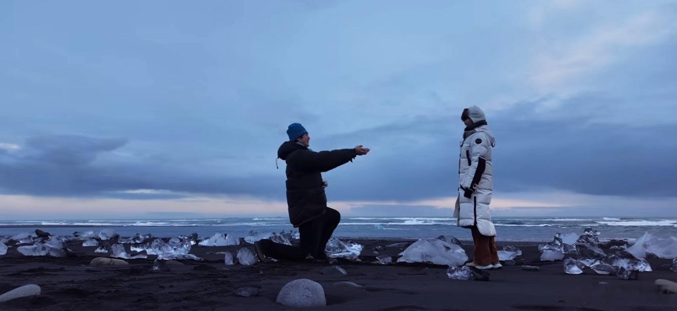 只有我的关注点是他怎么跪下和金莎差不多高……好搞笑哈哈孙丞潇冰岛求婚金莎