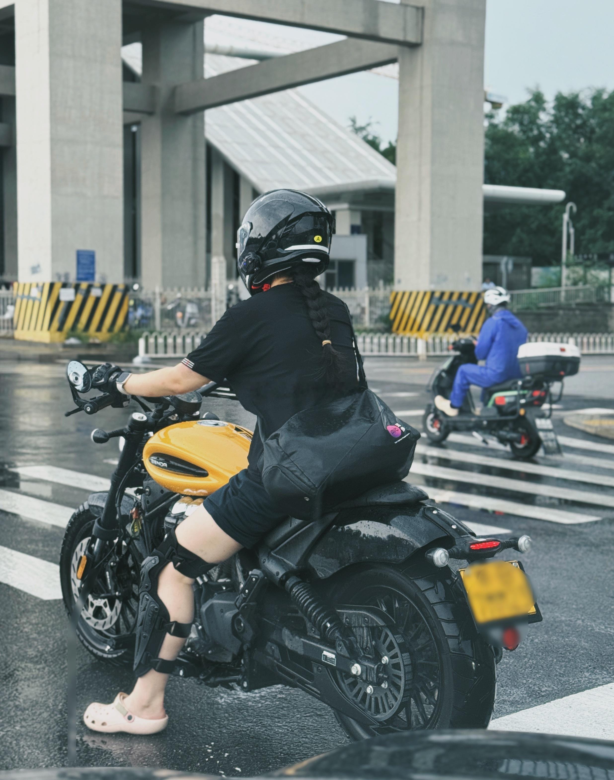 雨天路滑，现在积水处较多💦大家出行注意安全❗️北京暴雨开车如开船北京大雨 ​​